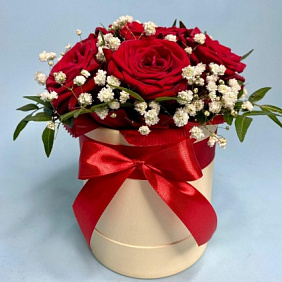 Коробка с бордовыми розами Ред Наоми